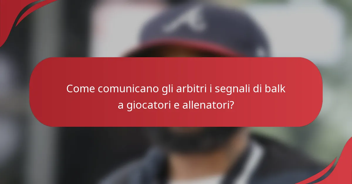 Come comunicano gli arbitri i segnali di balk a giocatori e allenatori?