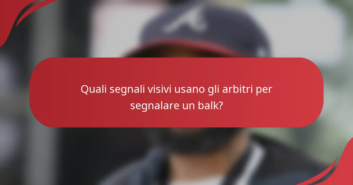 Quali segnali visivi usano gli arbitri per segnalare un balk?